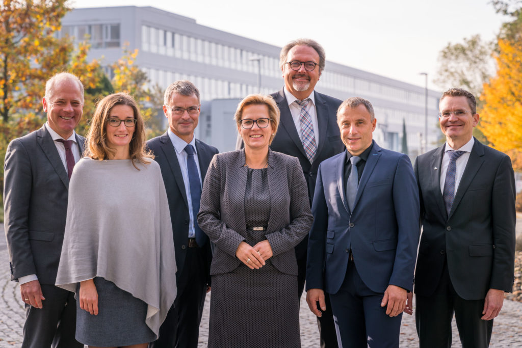 v. l. n. r. Dr. Frank Lehmann (BZgA), Diana Hart (BMG), Dr. Uwe Drechsel (LRA Vogtlandkreis), Barbara Klepsch (Sächsische Sozialministerin), Stefan Brangs (Staatssekretär, SMWA), Heiko Kotte (AOK PLUS, Vorsitzender des Steuerungsgremiums der LRV PrävG) und Sven Hutt (IKK classic) © André Wirsig im Auftrag der SLfG